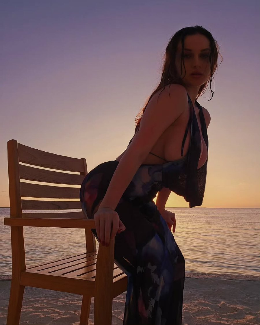 Sexy girl Miranda Faith nude in Yichun