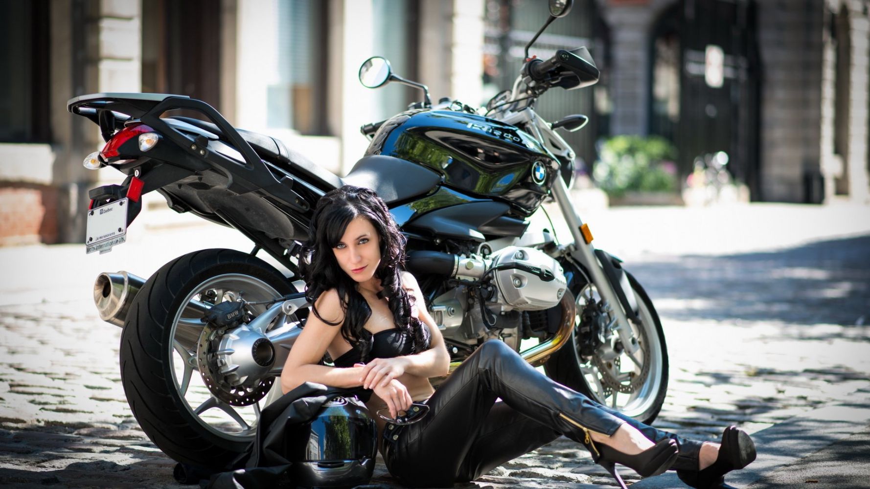 Fresh photos, fresh mood — European women on bikes online in Yichun