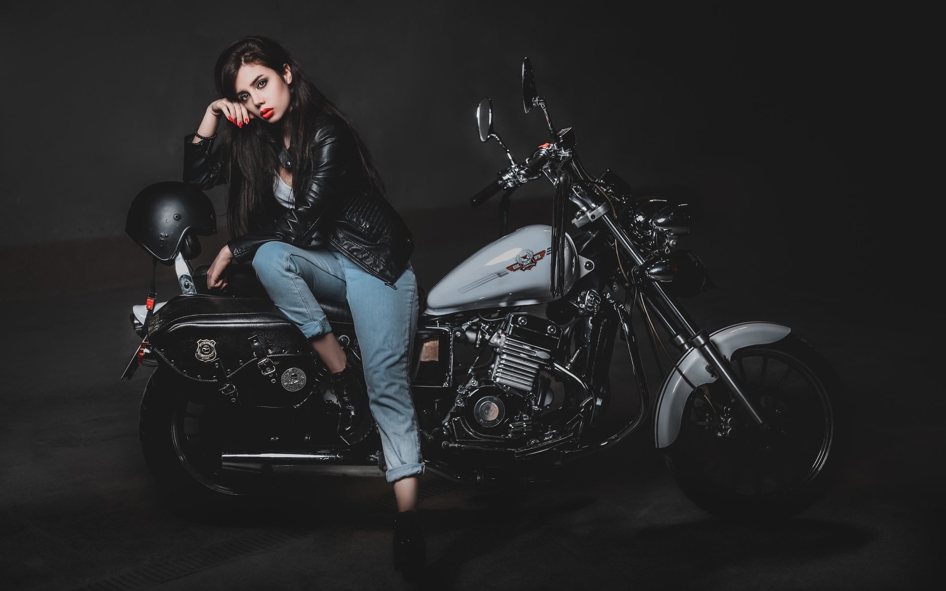 Biker girls: style and drive brings the glow — live moments in Yichun