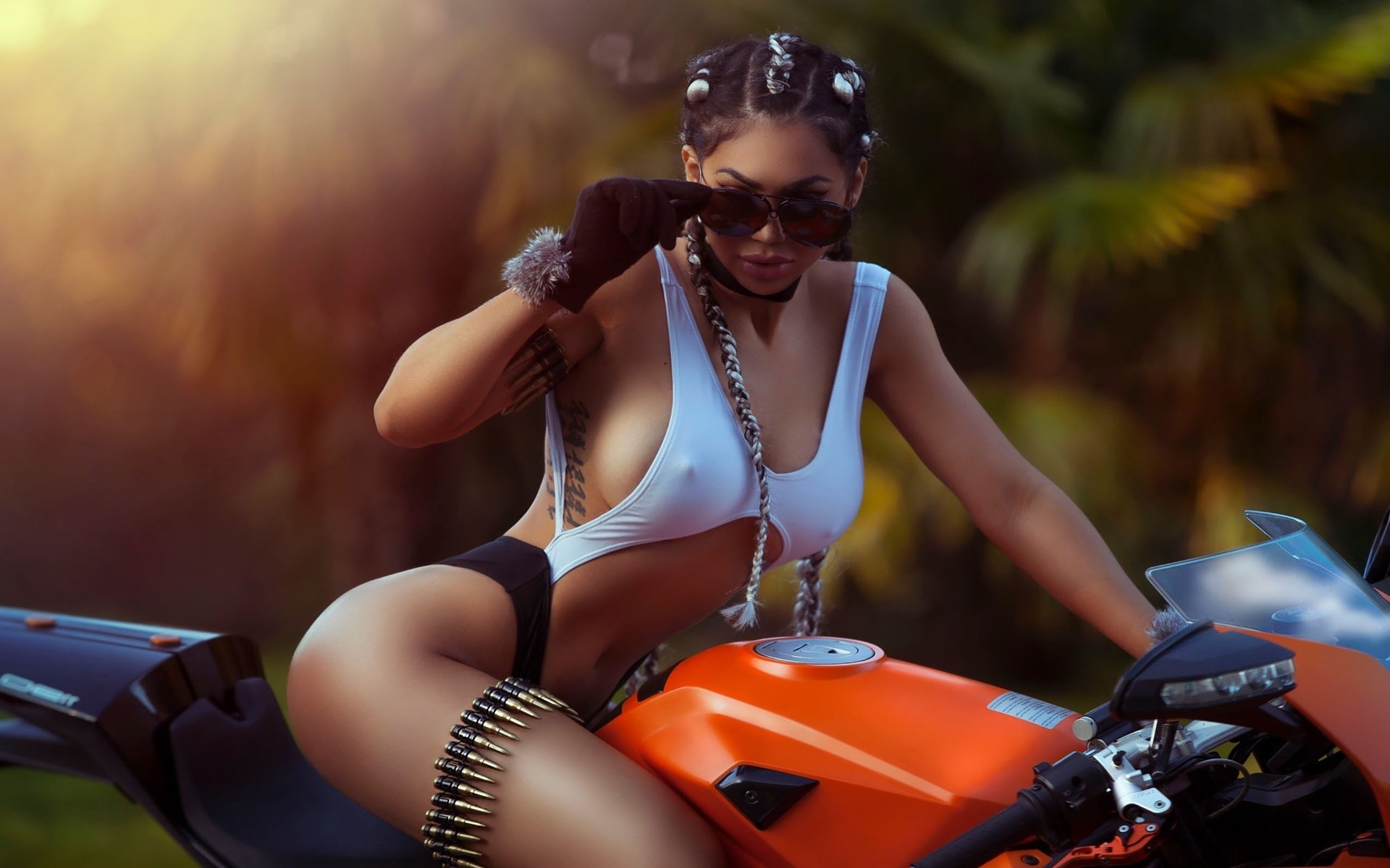 Take a pause and enjoy Girls with tattoos and motorcycles — streaming from Yichun