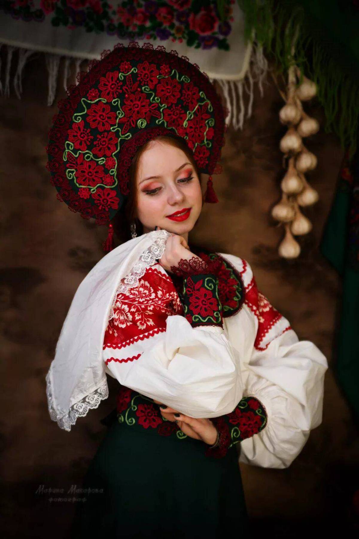 Take a pause and enjoy Women in Slavic costumes — streaming from Yichun