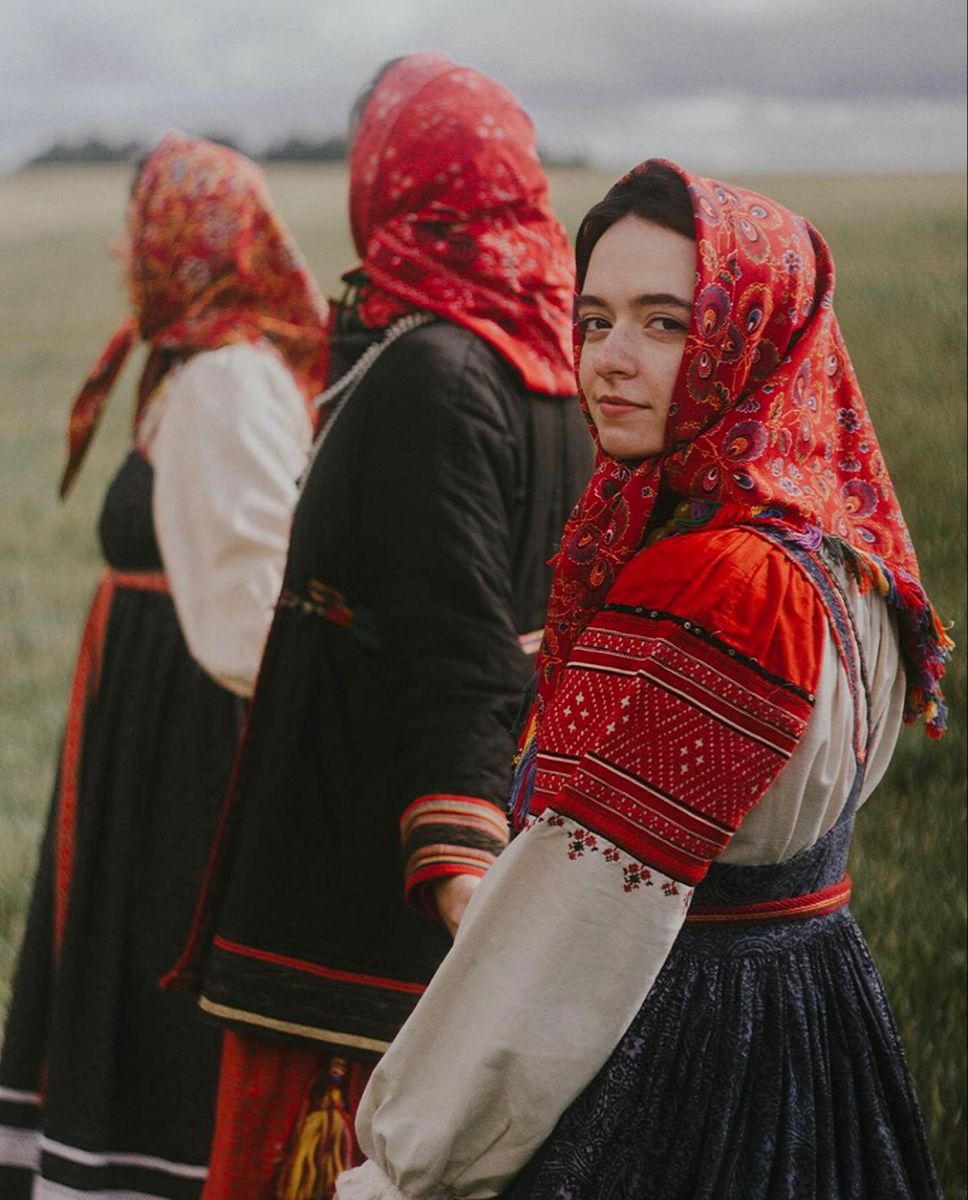 Women in Slavic costumes’s look of the day — catch her live in Yichun