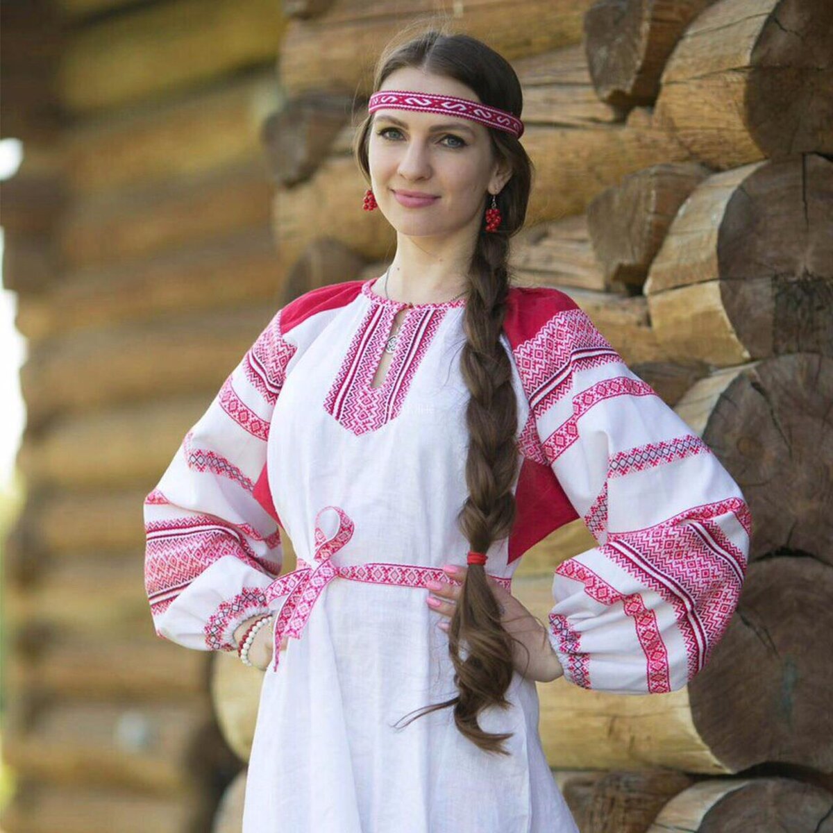 Girls in Slavic costumes brings the glow — live moments in Yichun